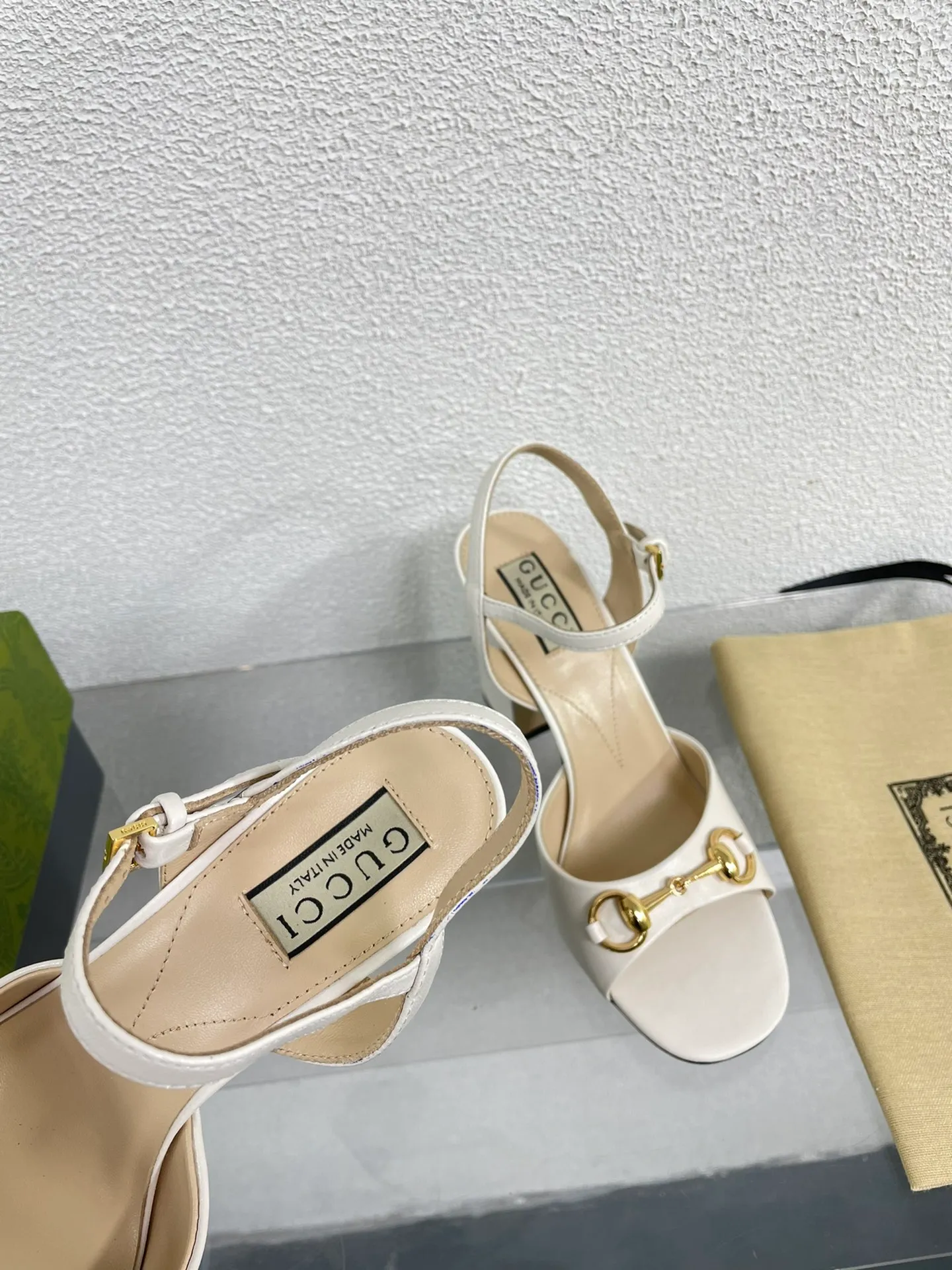 👟👟Ex-factory price 520👟👟 Classic Gucci sandals 💰 Popular 🔥 single product brown, upper made of lambskin, classic logo💪 Exquisite double G diamond buckle hardware, Italian imported genuine leather outsole💯 Sheepskin lining, feet, classic hardware buckle, original custom code number: 35 36 37 38 39 40 41 42 (order 40 41 42) with original packaging